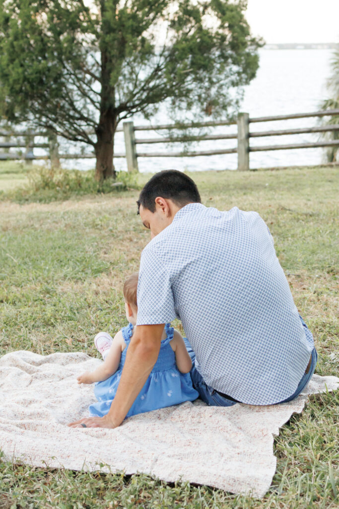 Lifestyle photo of dad and daughter